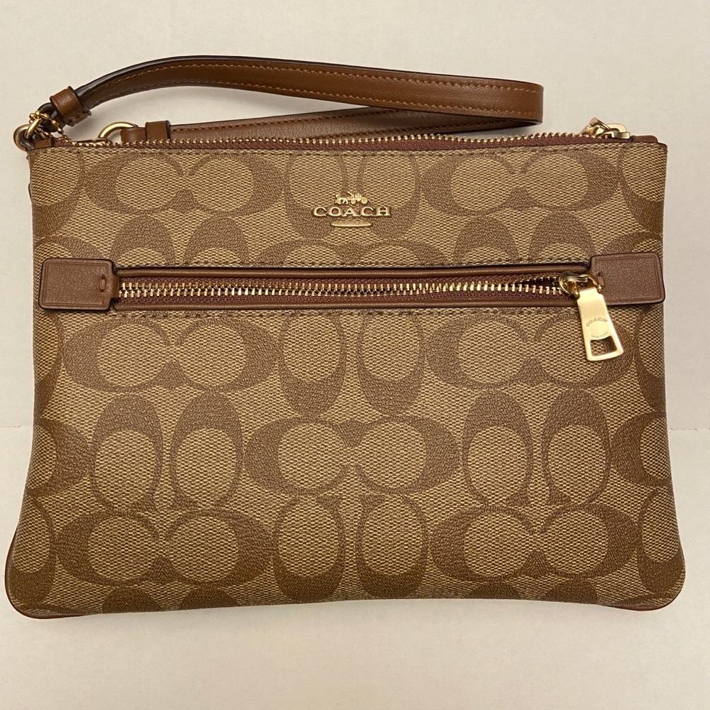 Coach Gallery Pouch in Signature Canvas